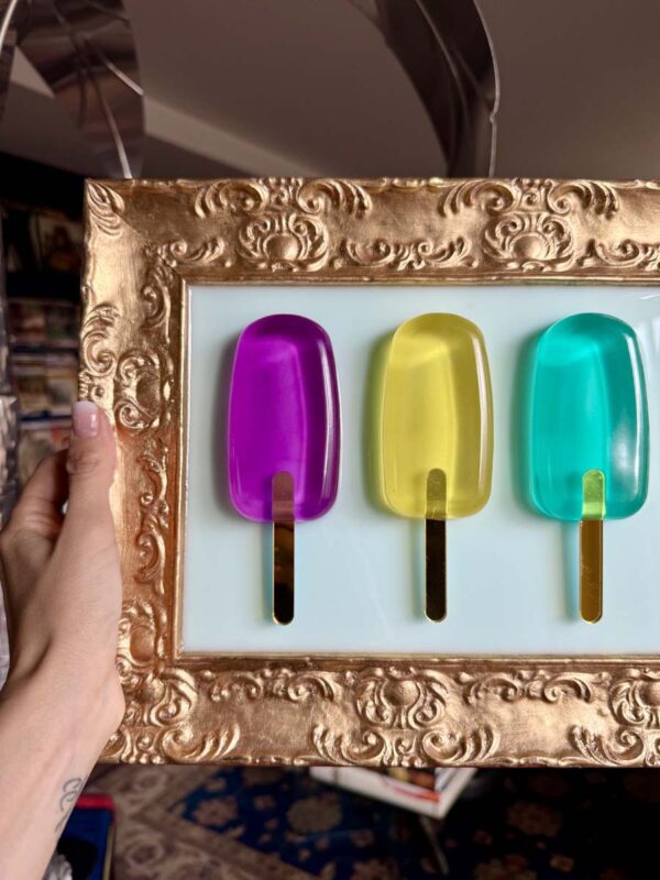 Quadro 3 gelati colorati cornice in stile oro sfondo bianco 8