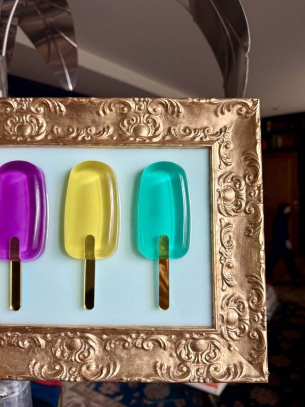 Quadro 3 gelati colorati cornice in stile oro sfondo bianco 9